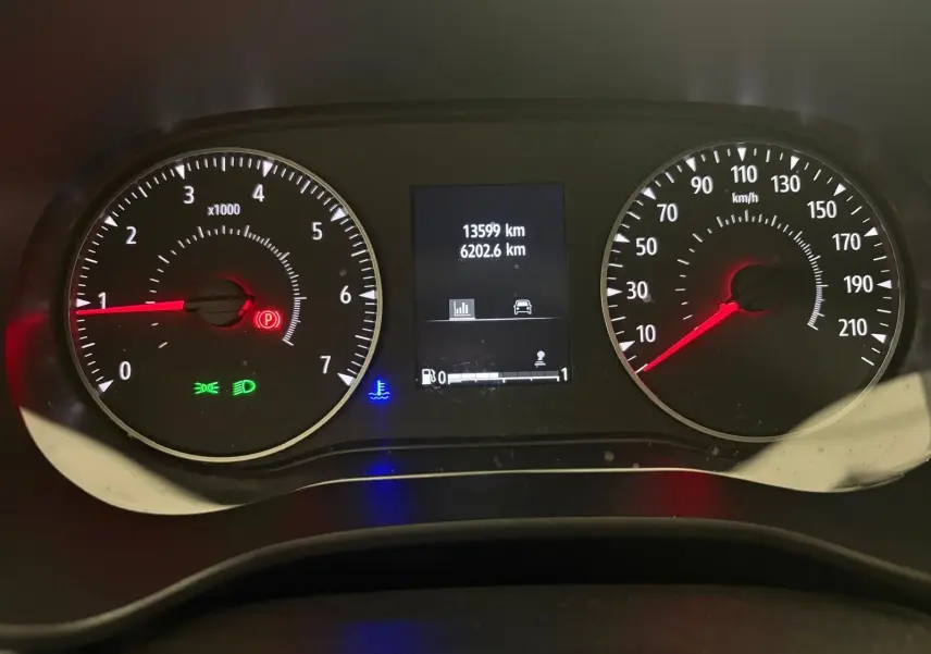 Tableau de bord du Dacia Sandero Stepway 2023 montrant compte-tours, compteur de vitesse et écran kilométrique.