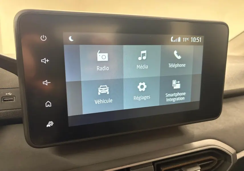 Écran tactile central affichant le menu multimédia du tableau de bord de la Dacia Sandero Stepway 2023.