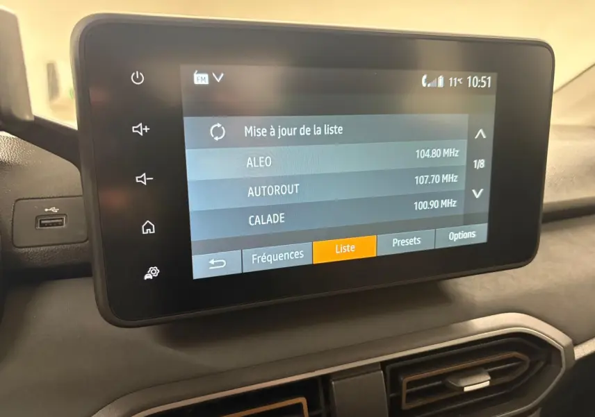 Écran tactile central affichant la liste des stations radio dans l’habitacle du Dacia Sandero Stepway 2023.