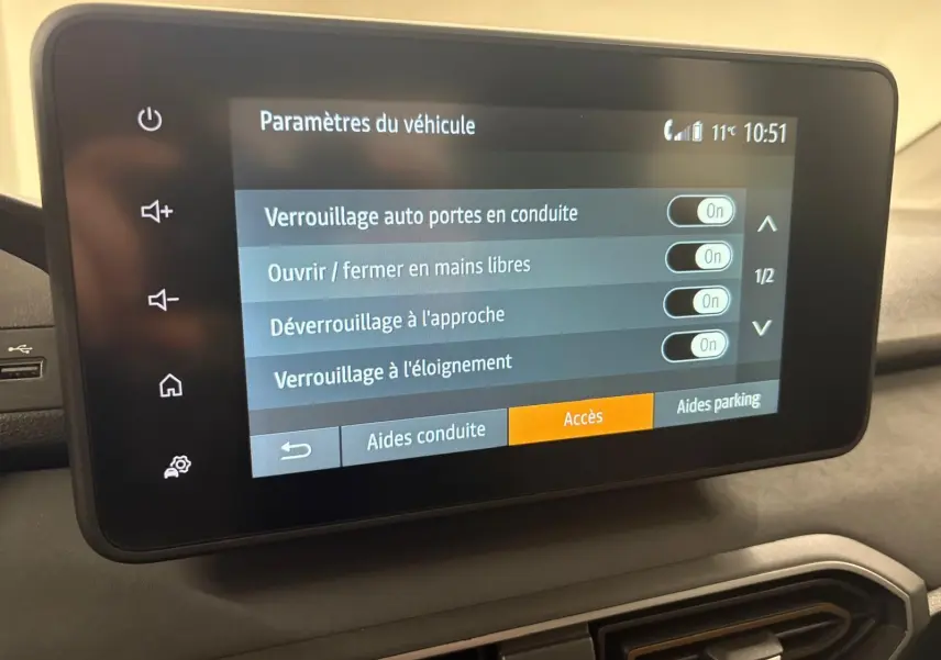 Écran tactile intérieur du tableau de bord du Dacia Sandero Stepway 2023 affichant les paramètres d'accès et de verrouillage.