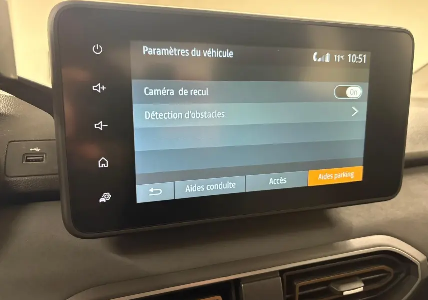 Écran tactile central du tableau de bord du Dacia Sandero Stepway 2023 affichant les paramètres d’aide au stationnement.