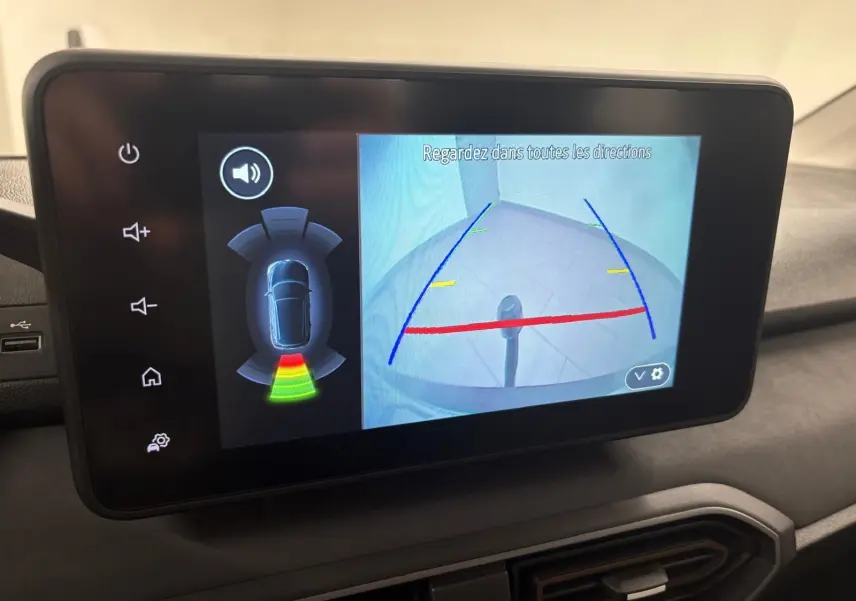 Écran multimédia montrant la caméra de recul et l’attelage du Dacia Sandero Stepway Vert Cèdre, vue intérieure.