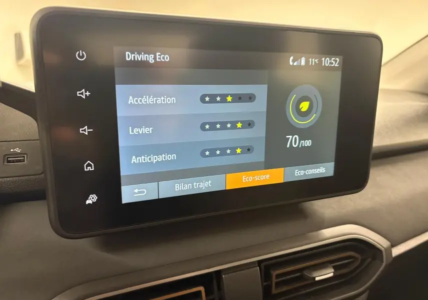 Écran tactile central affichant l'interface Driving Eco dans l'habitacle d'une Dacia Sandero Stepway 2023.