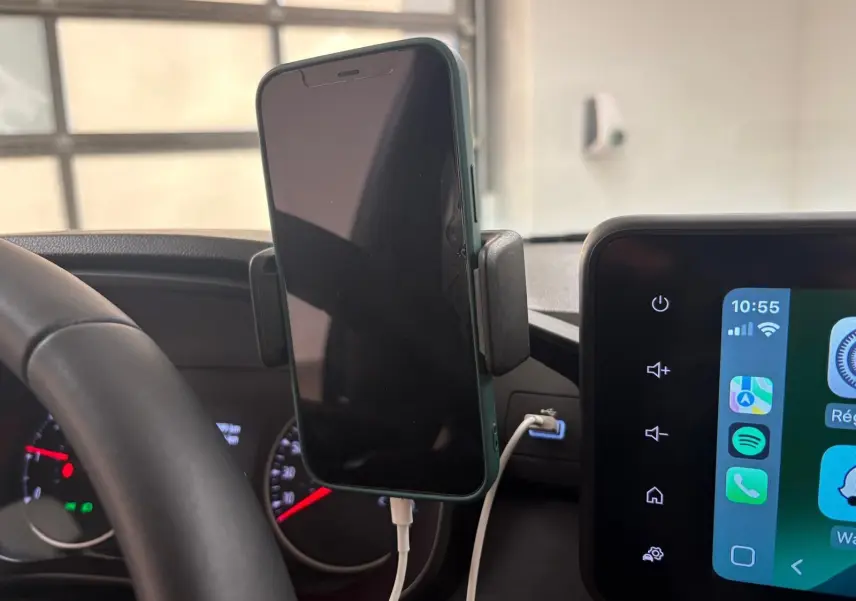 Intérieur de Dacia Sandero Stepway 2023, vue sur le tableau de bord avec smartphone fixé et écran tactile allumé.