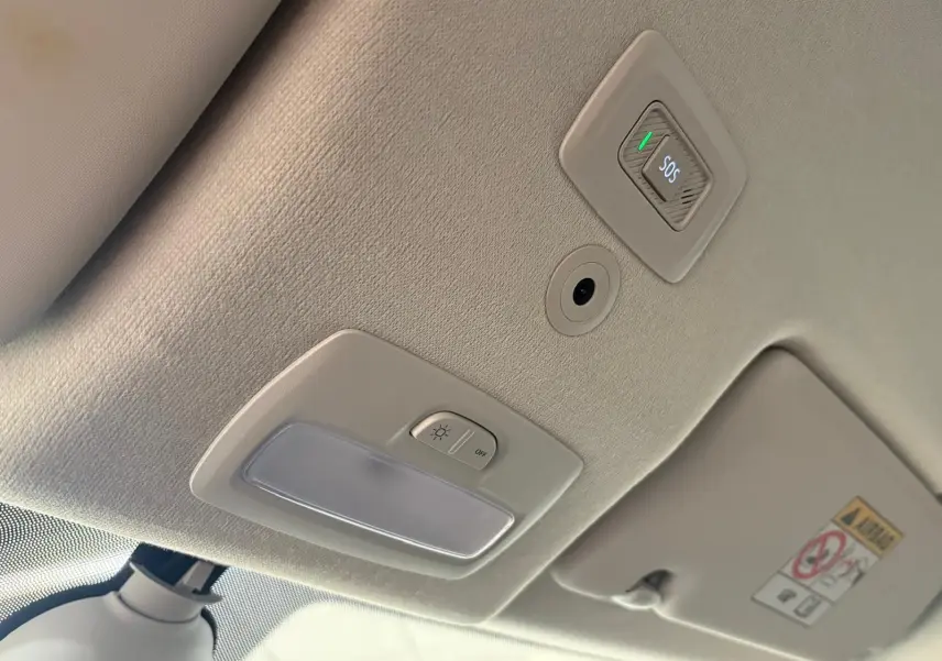 Vue intérieure du plafond de la DACIA Sandero Stepway 2023 avec bouton SOS et éclairage, finition claire.