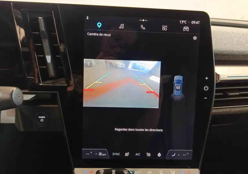 Écran tactile central affichant la caméra de recul de la Renault Mégane Techno EV60, vue intérieure avant.