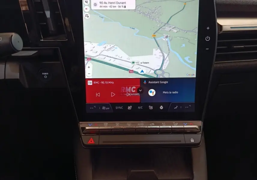 Vue rapprochée de la console centrale tactile verticale de la Renault Mégane Techno EV60 avec navigation affichée.