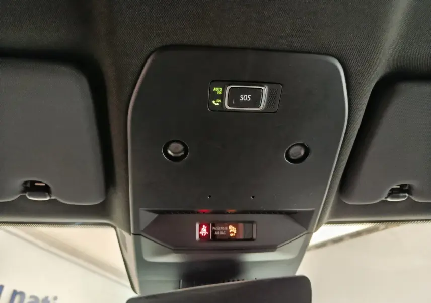 Détail du plafonnier intérieur avec bouton SOS et indicateurs d'airbag passager de la Renault Mégane électrique bleue.