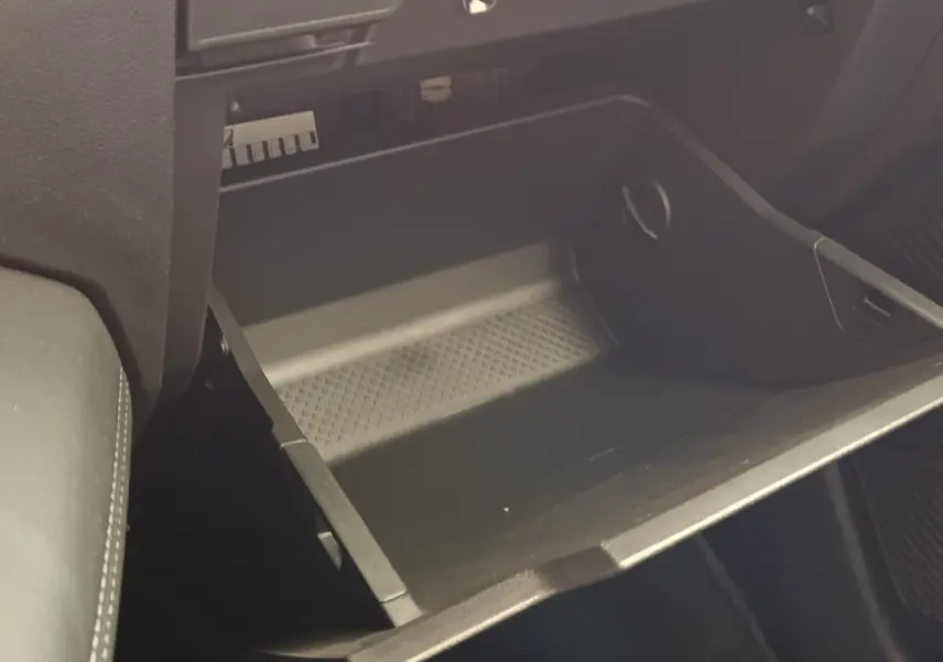 Gant de rangement ouvert côté passager dans l’habitacle sombre d’une Renault Mégane électrique 2023.
