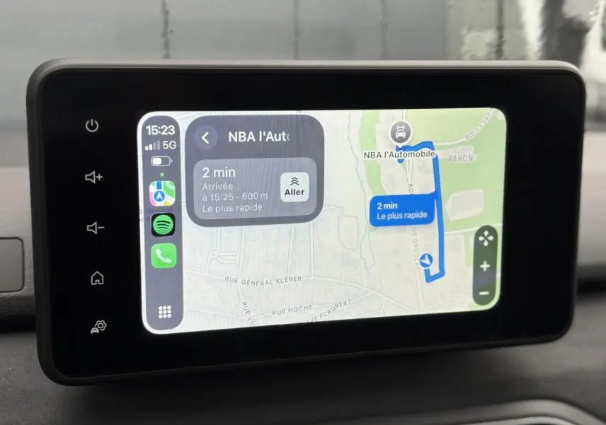 Écran tactile 8 pouces du système de navigation Media NAV dans une Dacia Sandero Stepway 2025.