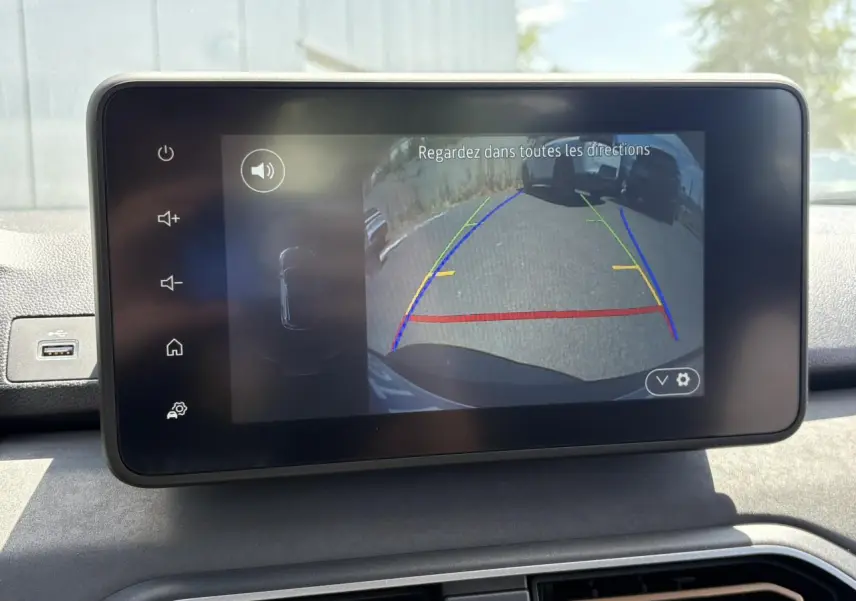 Écran tactile intérieur montrant la caméra de recul du Dacia Sandero Stepway Vert Cèdre, avec guidage coloré.