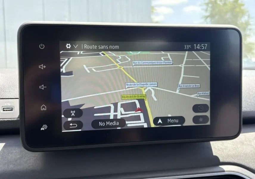 Écran tactile 8 pouces du système de navigation Media NAV dans le tableau de bord du Dacia Sandero Stepway Vert Cèdre.