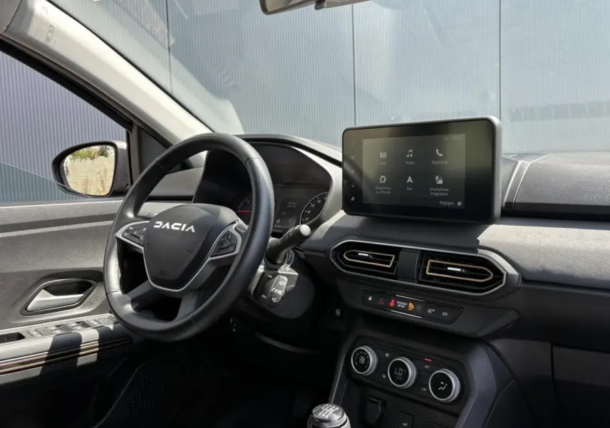 Vue intérieure côté conducteur du tableau de bord noir et écran tactile 8 pouces du Dacia Sandero Stepway Vert Cèdre 2025.
