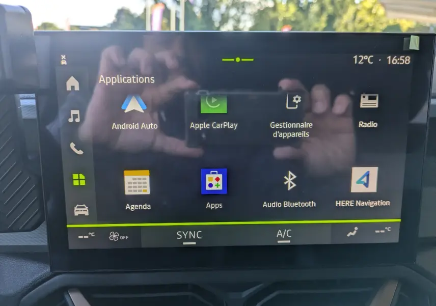 Écran tactile multimédia 10 pouces du Dacia Bigster Hybrid 155 Extreme affichant les applications connectées.