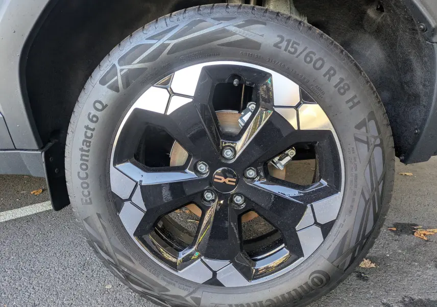 Gros plan sur la jante alliage diamantée 18 pouces noire et grise du Dacia Bigster Hybrid 155, roue avant droite.