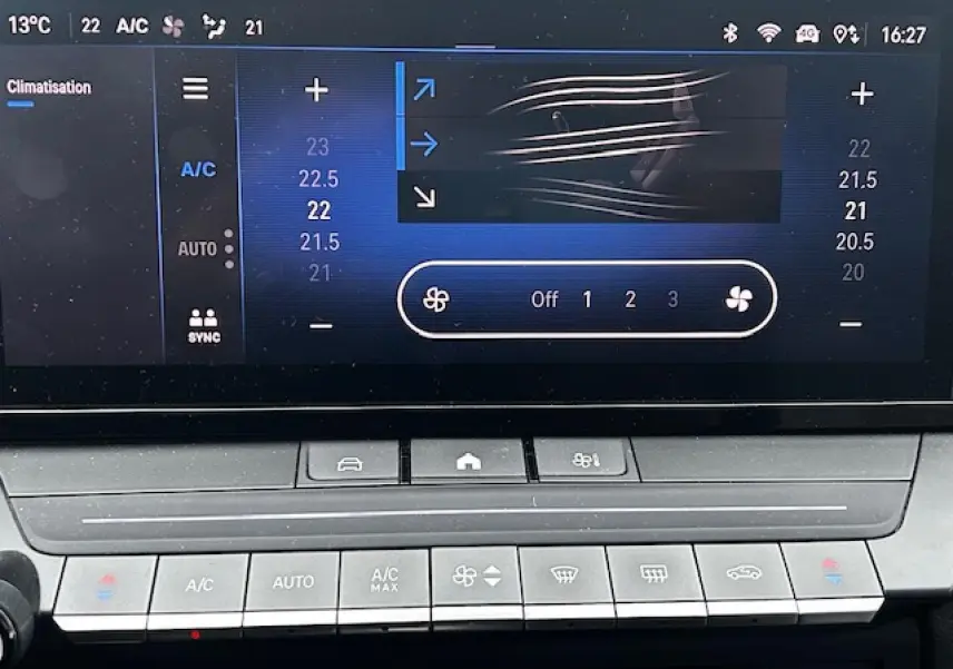 Détail de l'écran tactile et des commandes de climatisation de l'Opel Astra VI diesel 2022, ambiance intérieure moderne.