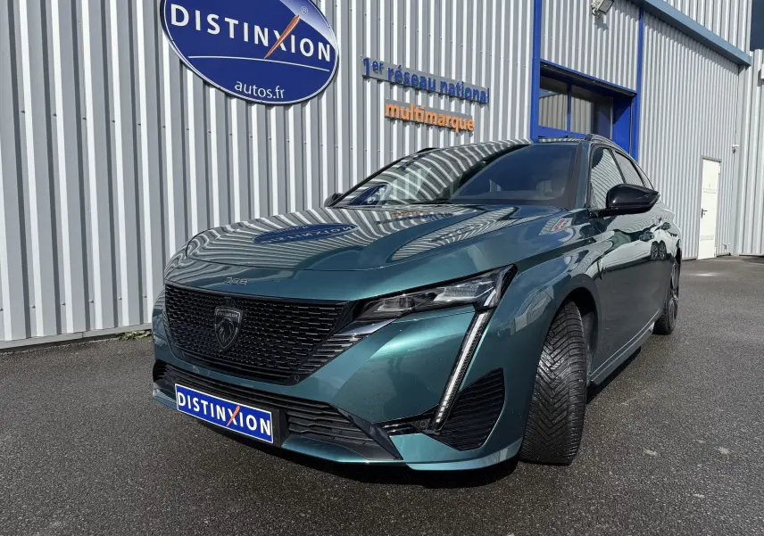 Peugeot 308 SW BlueHDi 130 GT bleu Avatar vue 3/4 avant droit avec calandre noire et feux LED distinctifs.