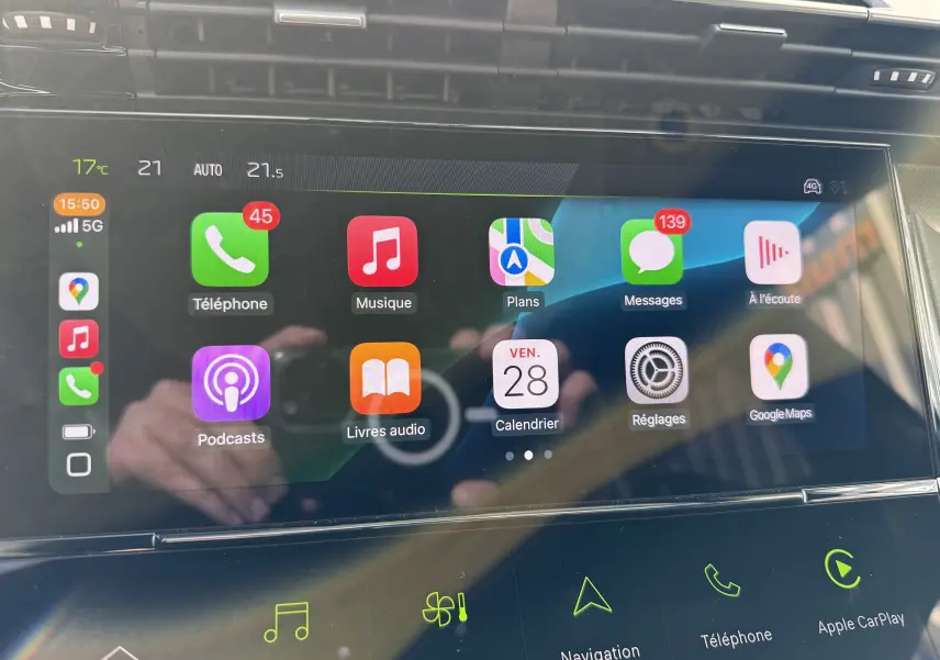 Écran tactile central de la Peugeot 308 SW Bleu Avatar 2024 affichant Apple CarPlay et applications connectées.