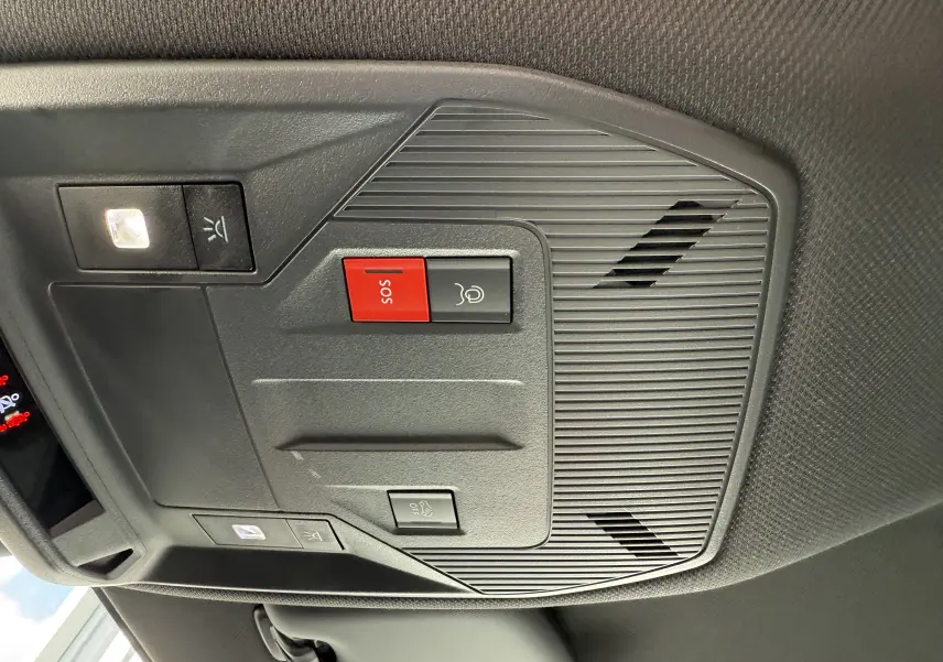 Plafonnier intérieur avec bouton SOS rouge et éclairage, sur PEUGEOT 308 SW BlueHDi 130 EAT8 GT 2024.