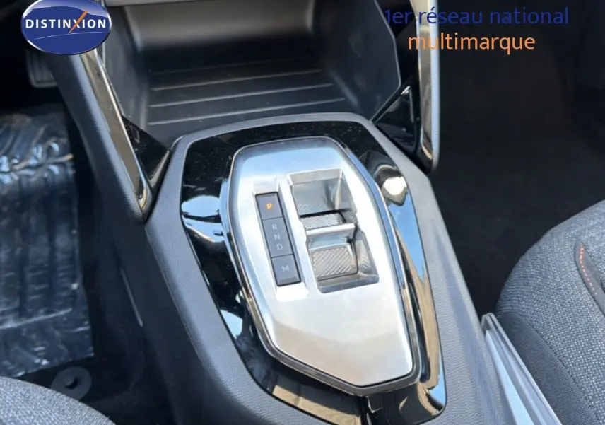 Gros plan sur la console centrale avec la commande de boîte automatique de la Peugeot 208 gris Artense.