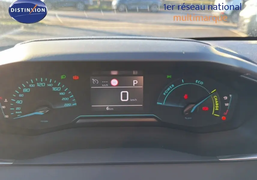 Tableau de bord numérique de Peugeot 208 hybride 2025, affichage vitesse à 0 km/h et jauges énergie en veille.