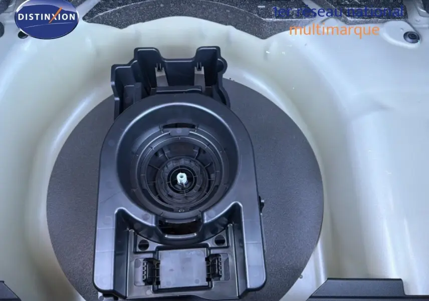 Gros plan sur le logement de la roue de secours dans le coffre d'une Peugeot 208 gris Artense métal 2025.