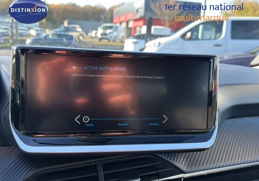 Écran tactile central affichant l'alerte Active Safety Brake dans l'habitacle d'une Peugeot 208 2025.