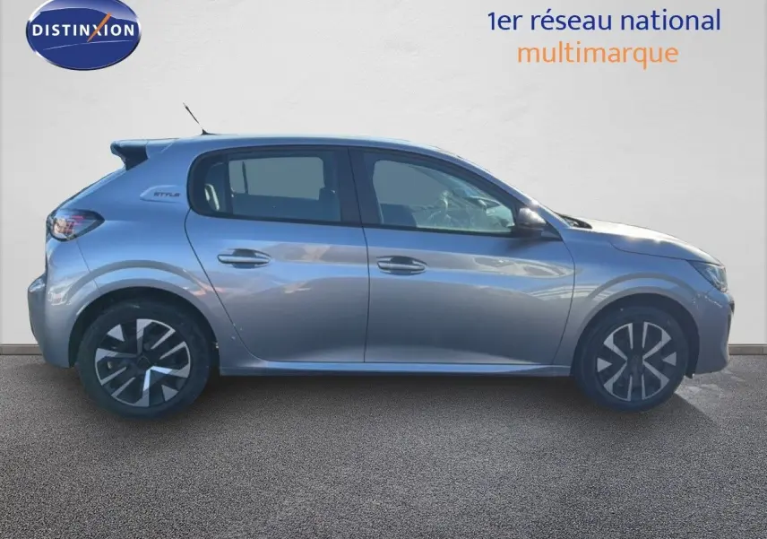 Profil côté gauche d'une Peugeot 208 1.2 Hybrid gris Artense métal avec jantes distinctives et badge Style visible.