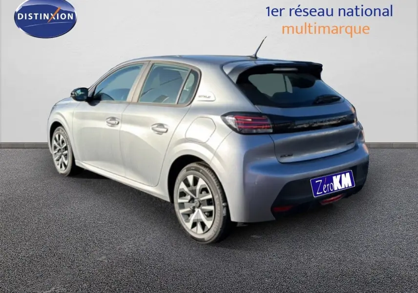 Peugeot 208 gris Artense métal vue 3/4 arrière droit, avec feux LED et jantes alliage distinctives.