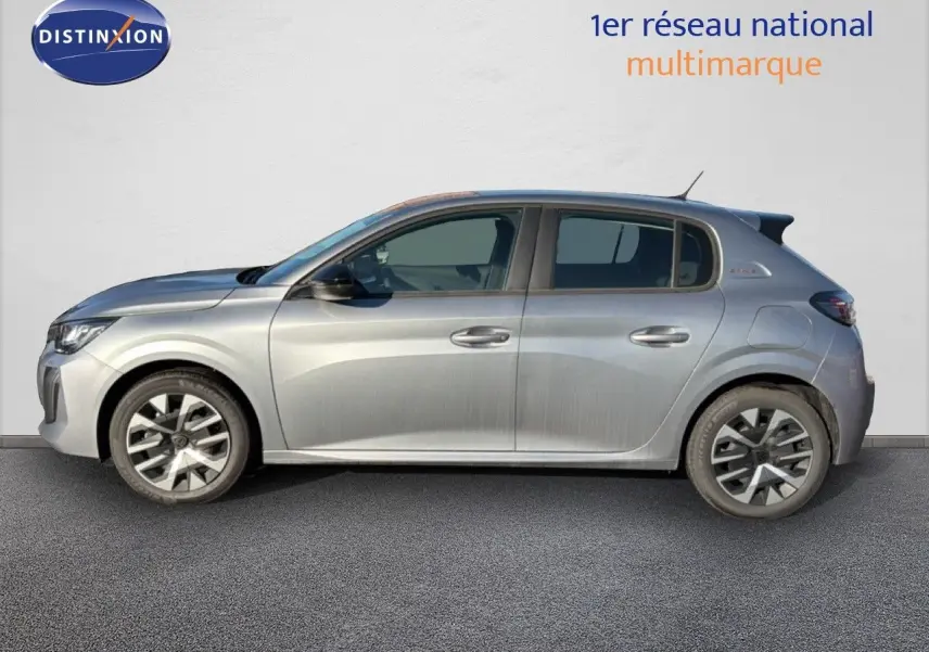 Profil latéral droit d'une Peugeot 208 gris Artense métallisé, compacte et moderne avec jantes alliage distinctives.