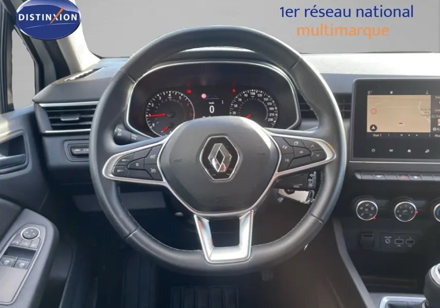 Vue intérieure centrée sur le volant Renault d'une Clio 2020 avec tableau de bord et écran tactile visibles.