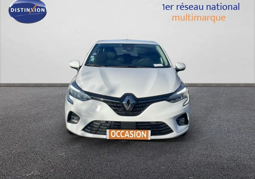Vue frontale d'une Renault Clio blanche glacier 2020 avec calandre noire et phares LED allumés.
