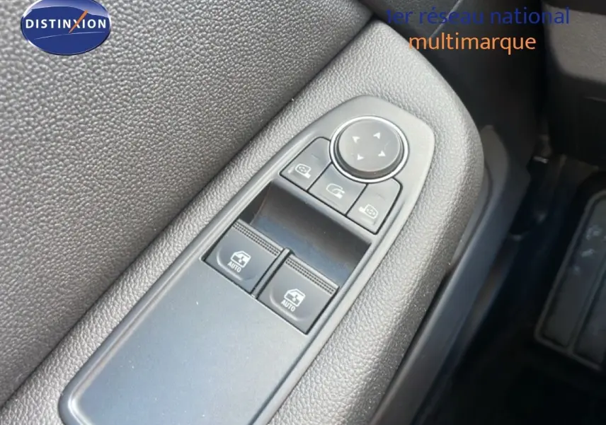 Gros plan sur les commandes de lève-vitres et réglage des rétroviseurs côté conducteur de la Renault Clio blanche Glacier 2020.