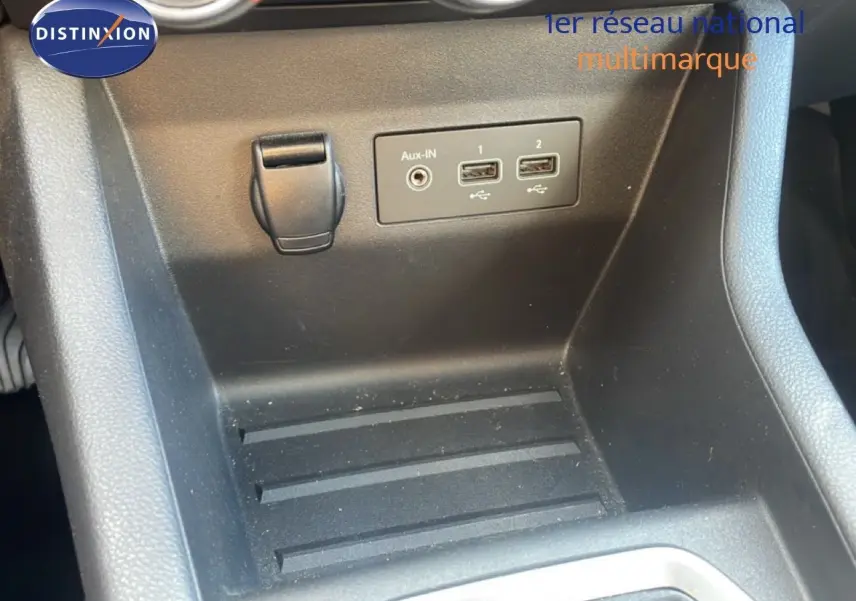 Gros plan sur la console centrale noire de la Renault Clio 2020 avec prises USB et entrée Aux-IN visibles.