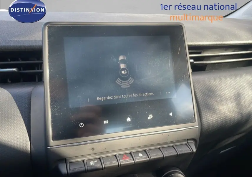 Écran tactile central avec affichage du système d'alerte de proximité sur Renault Clio blanc glacier, vue intérieure avant.