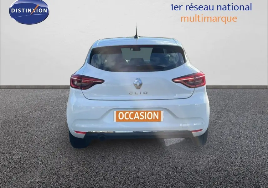 Vue arrière d'une Renault Clio blanc glacier de 2020 avec feux arrière LED et plaque d'occasion visible.