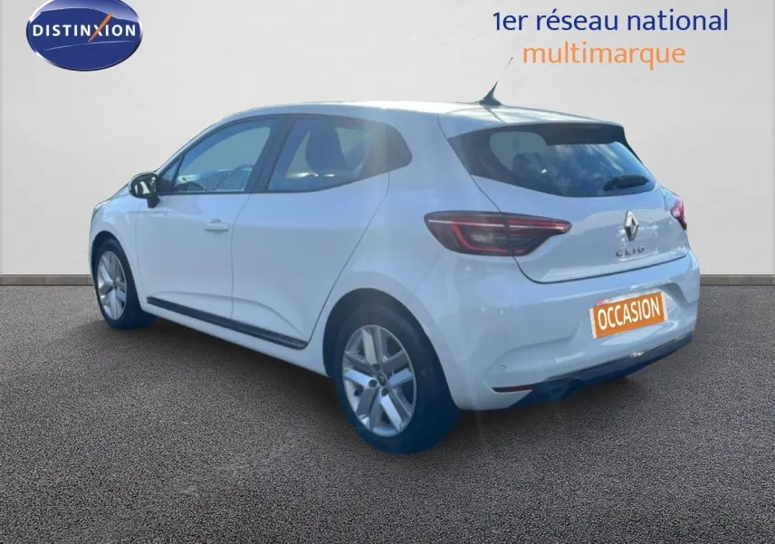 Renault Clio blanc glacier vue 3/4 arrière côté gauche, compacte cinq portes avec feux arrière LED distinctifs.