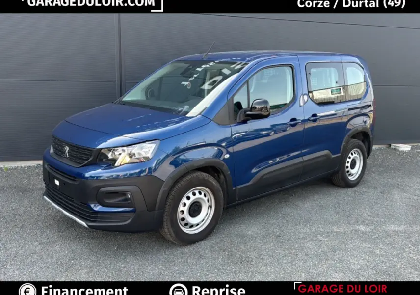 Vue 3/4 avant droit d’un Peugeot Rifter bleu 2024 avec jantes acier et protections noires sur les bas de caisse.