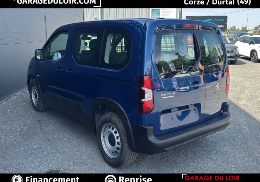 Vue 3/4 arrière droite d’un Peugeot Rifter bleu 2024 avec portes arrière vitrées et jantes acier simples.