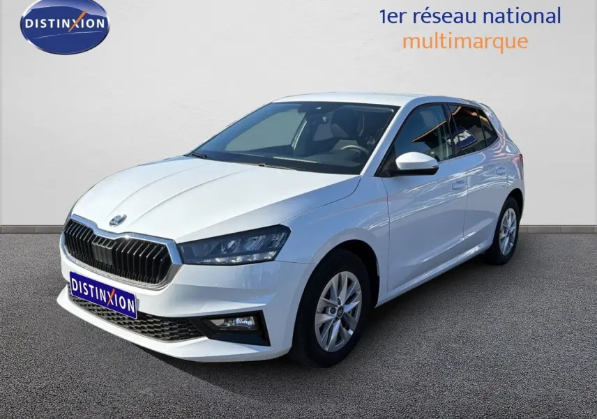 SKODA Fabia blanc glacier vue 3/4 avant droit, avec calandre noire et jantes alliage argentées.