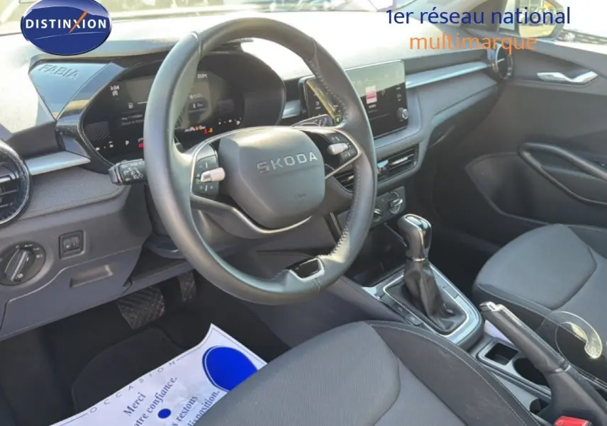 Vue intérieure côté conducteur de la Skoda Fabia 2025, volant cuir multifonction et tableau de bord numérique.