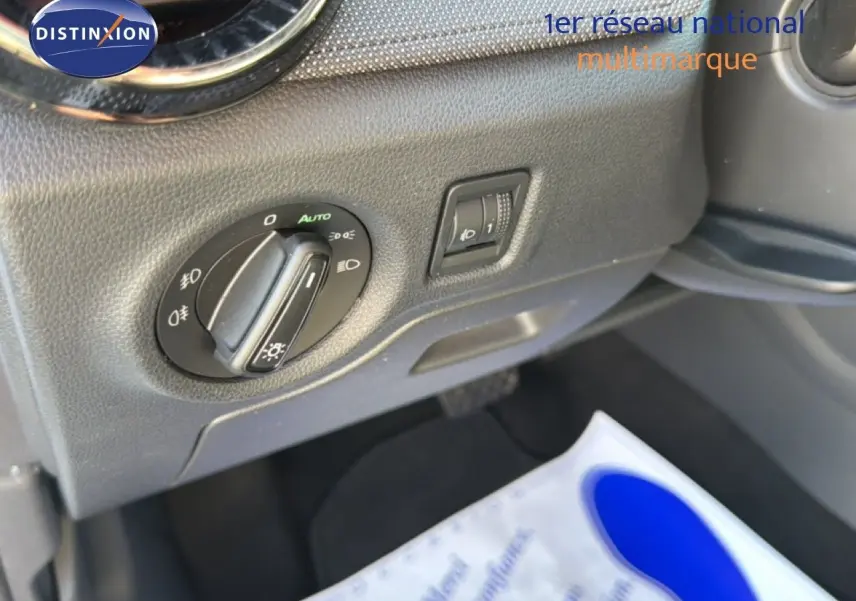 Détail intérieur montrant le sélecteur de phares et le réglage d’intensité lumineuse sur Skoda Fabia blanc glacier 2025.