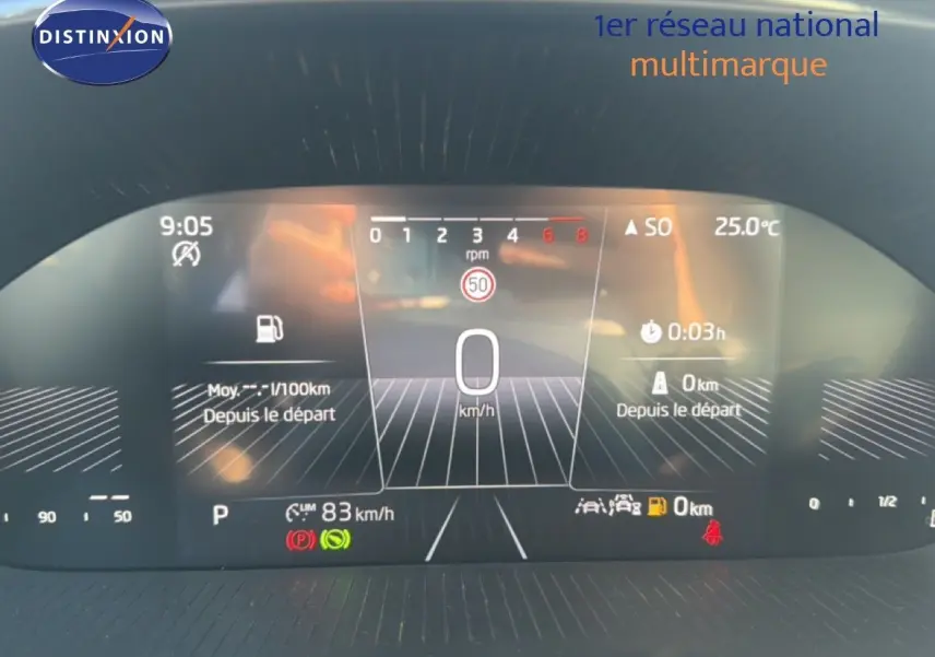 Affichage numérique du tableau de bord de la Skoda Fabia 2025, montrant vitesse, régime et informations de conduite.