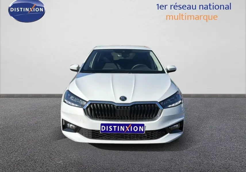 Vue frontale d'une Skoda Fabia blanc glacier avec calandre noire et phares LED allumés.