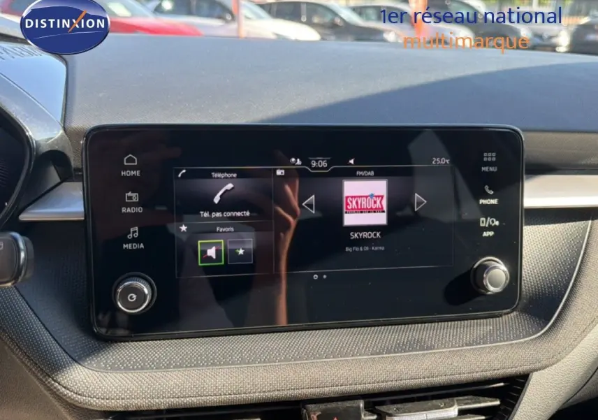 Écran tactile central du tableau de bord de la Skoda Fabia 2025, affichant la radio Skyrock en intérieur noir.