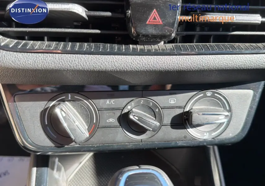 Détail de la console centrale avec commandes de climatisation et levier de boîte automatique d'une Skoda Fabia blanc glacier 2025.