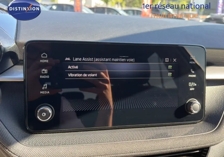 Écran tactile central de la Skoda Fabia blanc glacier 2025 affichant l'assistant maintien de voie activé.