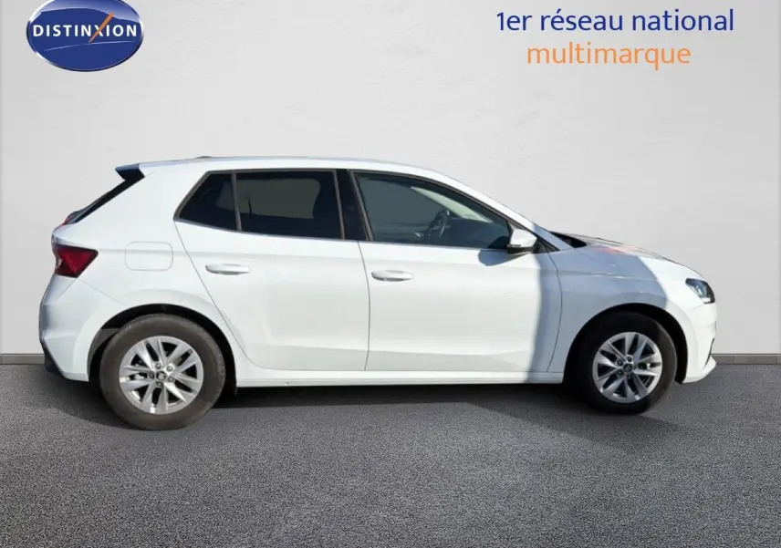 Profil côté gauche d'une Skoda Fabia blanc glacier 2025, compacte avec jantes alliage et vitres teintées.