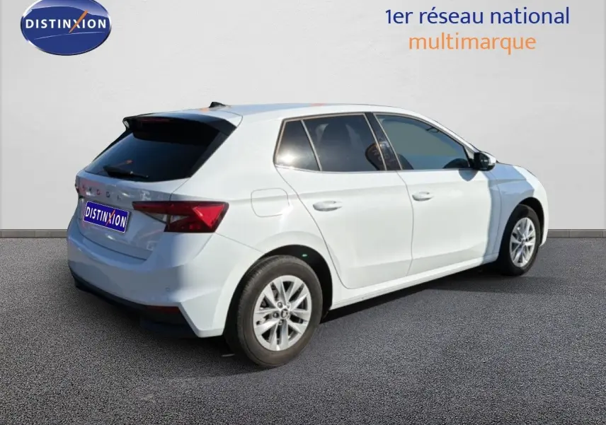 Vue 3/4 arrière droite d'une Skoda Fabia blanc glacier 2025 avec vitres teintées et jantes alliage.