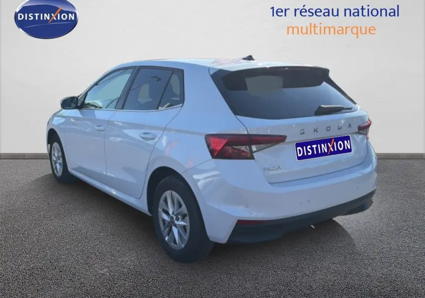 Vue 3/4 arrière droite d'une Skoda Fabia blanc glacier, avec feux arrière LED et jantes alliage 15 pouces.